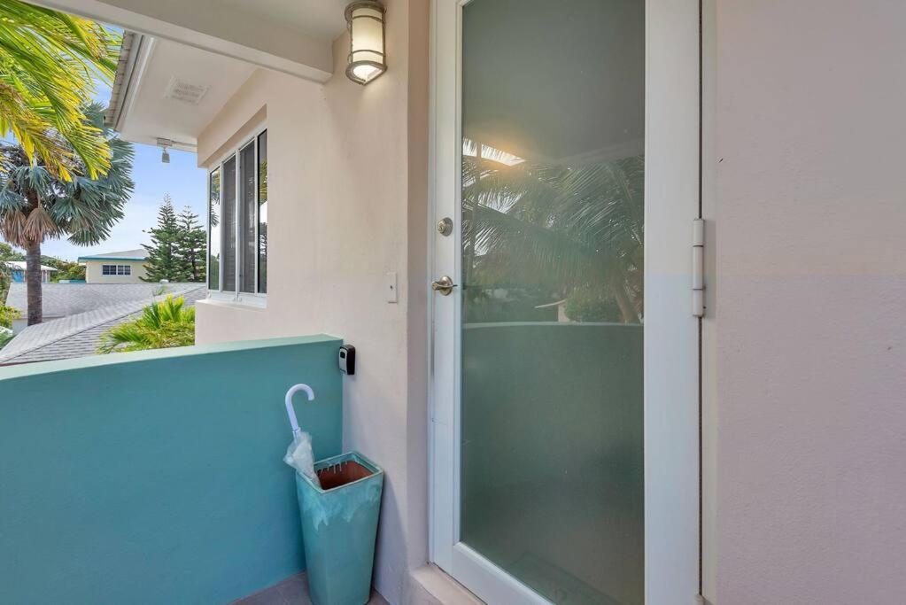 Art Deco Apt W Pool One Mile To Beach Pets Welcome Лейк-Уорт Экстерьер фото
