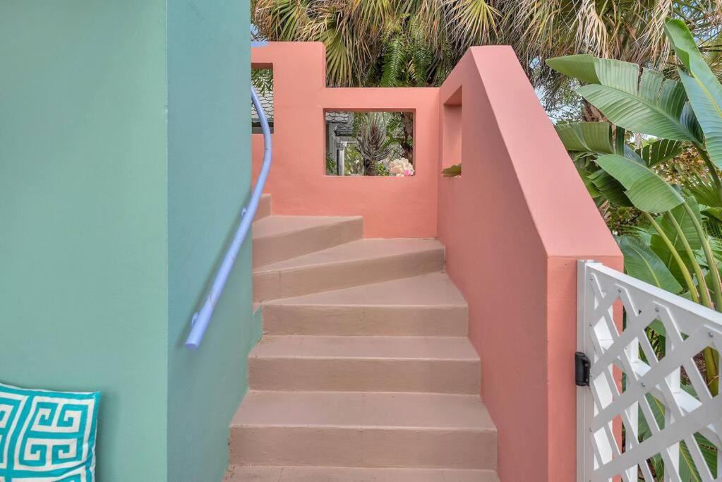 Art Deco Apt W Pool One Mile To Beach Pets Welcome Лейк-Уорт Экстерьер фото